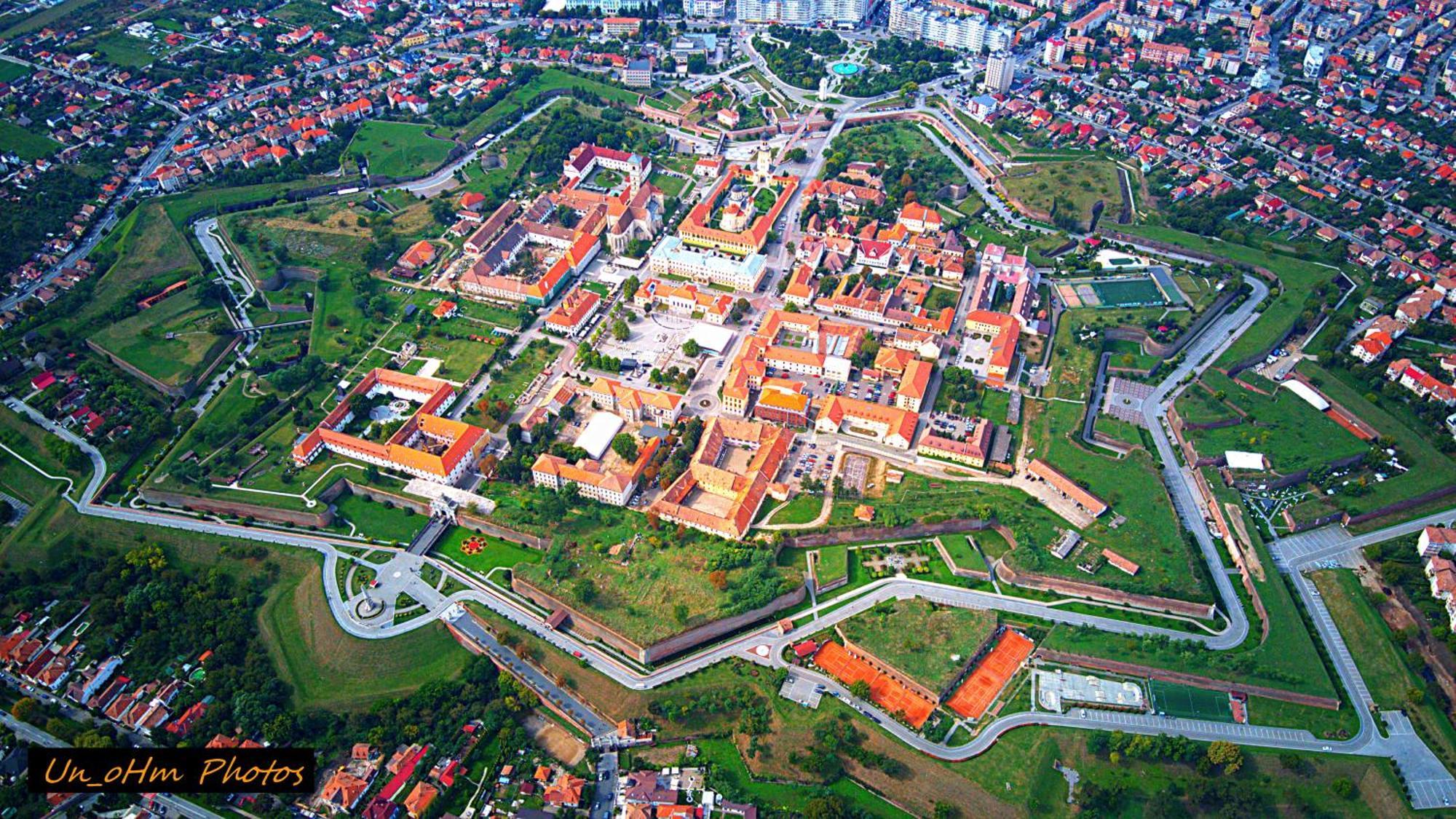 The View1 Apartment Alba Iulia Bagian luar foto